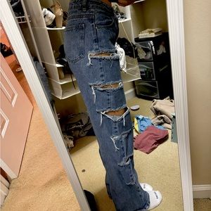 Adika jeans with ripped details!